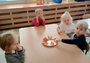 Dzieci jedzą marchewkę
